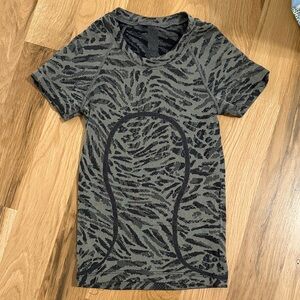 Lululemon Athletica Gray Patterned Short Sleeve Tee